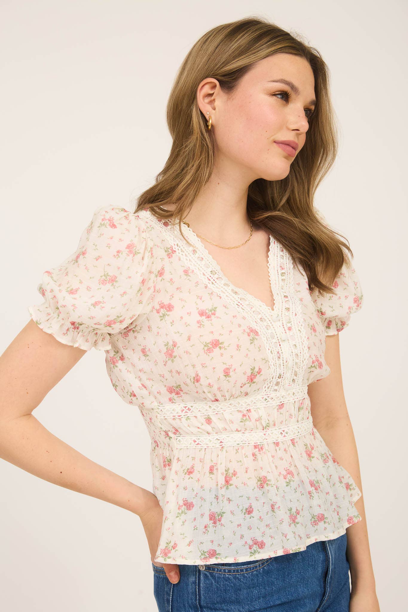 V NECK LACE TRIM TOP