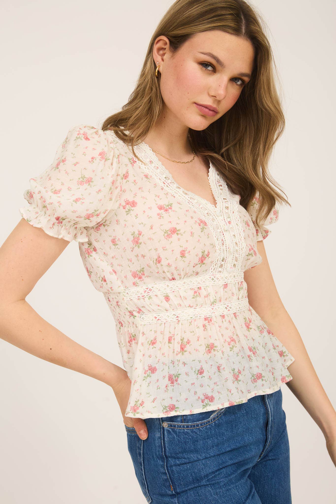 V NECK LACE TRIM TOP