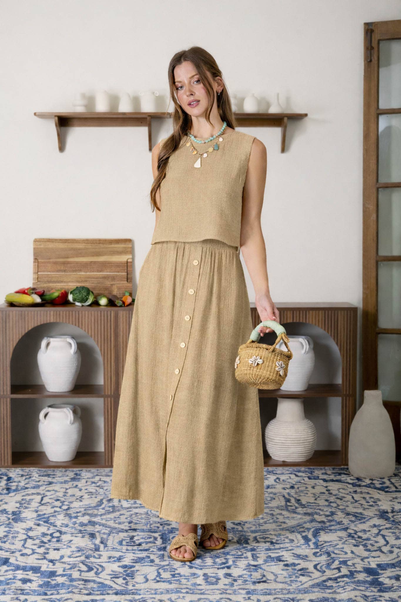 SLEEVELESS BACK BUTTON TOP