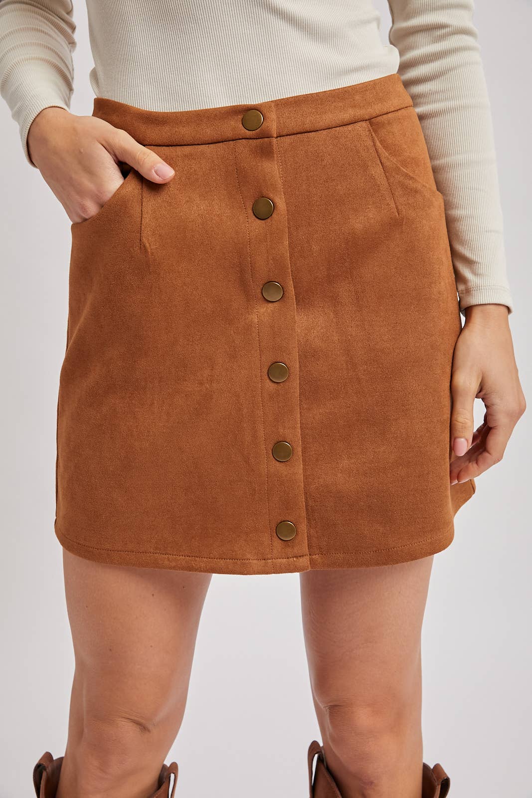 BUTTON FAUX SUEDE MINI SKIRT