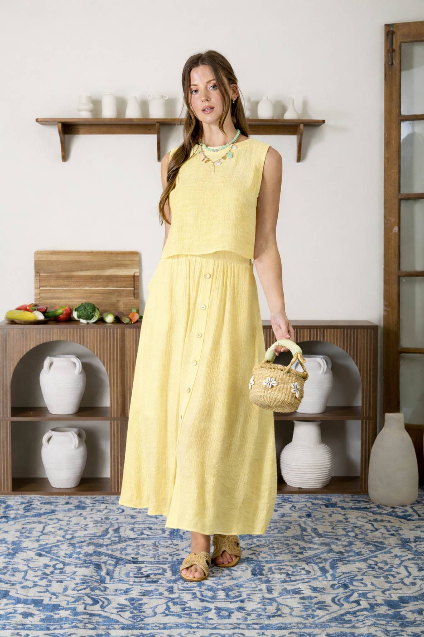 SLEEVELESS BACK BUTTON TOP