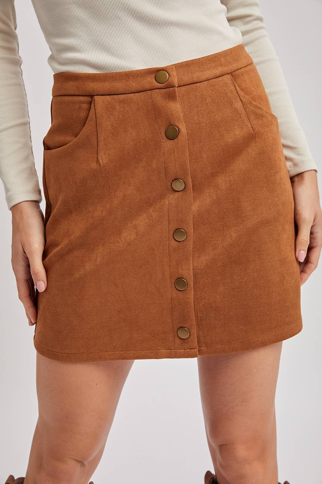 BUTTON FAUX SUEDE MINI SKIRT