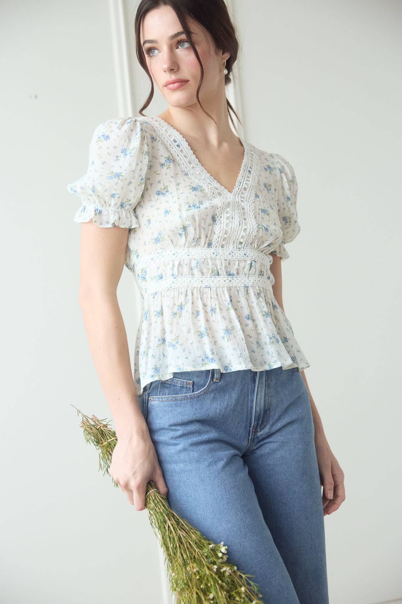 V NECK FLORAL TOP