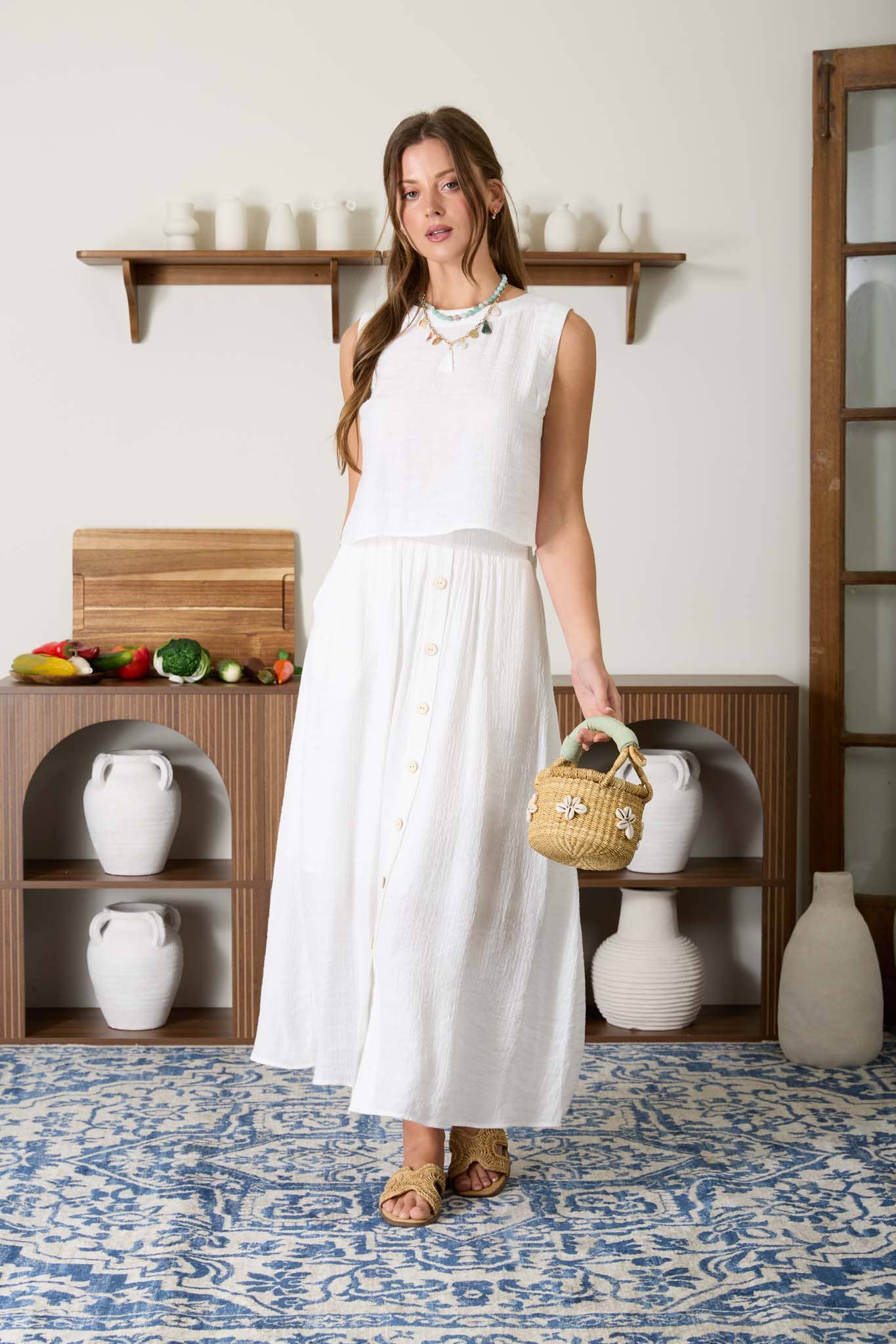 SLEEVELESS BACK BUTTON TOP